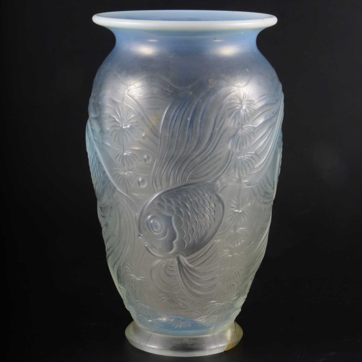 Lot 112 - An Art Deco opalescent glass vase with fish design.
