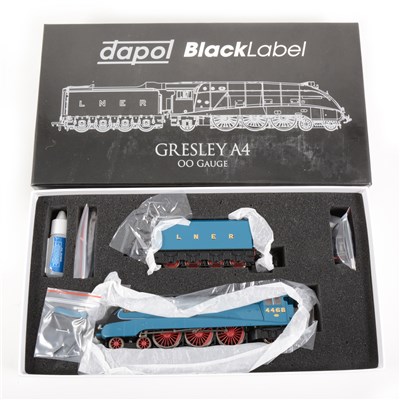 Lot 61 - Dapol Black Label OO gauge locomotive set; "Mallard" Gresey A4
