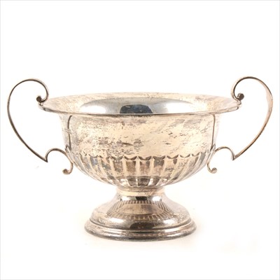 Lot 399 - A silver pedestal twin handled bowl, Walker & Hall, Sheffield 1931