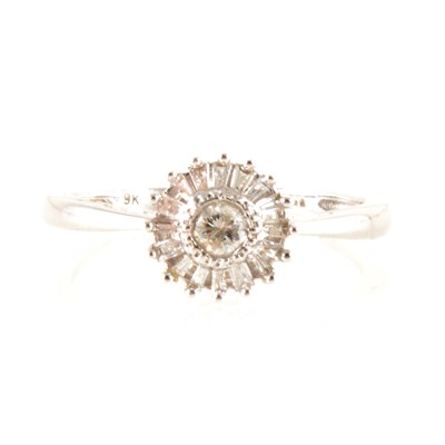 Lot 281 - A circular diamond cluster ring.