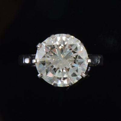 Lot 655 - A diamond solitaire ring.