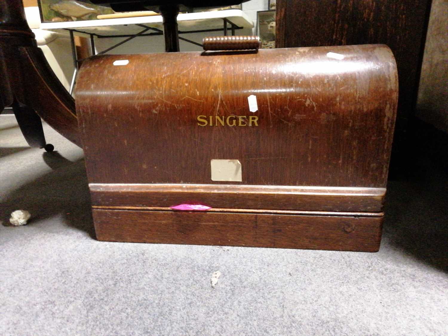 Lot 542 - A Singer sewing machine, ...