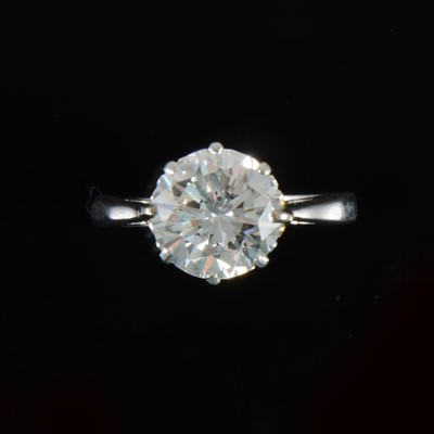 Lot 656 - A diamond solitaire ring.