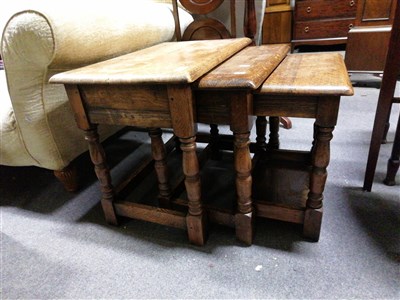 Lot 721 - A nest of three oak occasional tables