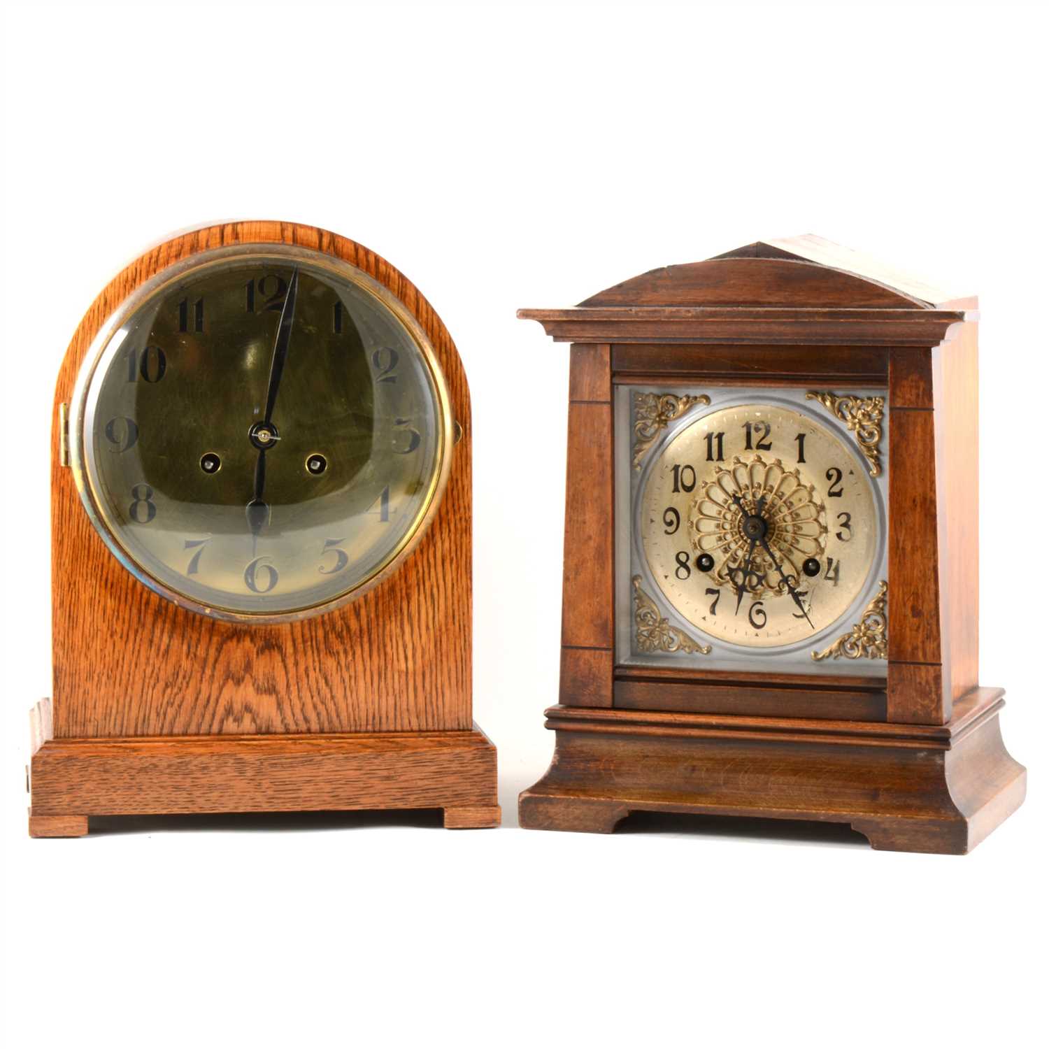 Lot 135 - An oak cased mantel clock with brass dial, and another mahogany shelf clock.