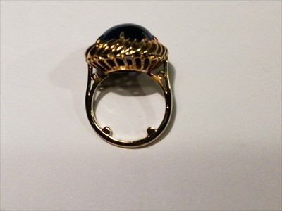 Lot 669 - A sapphire dress ring