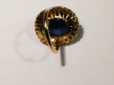 Lot 669 - A sapphire dress ring