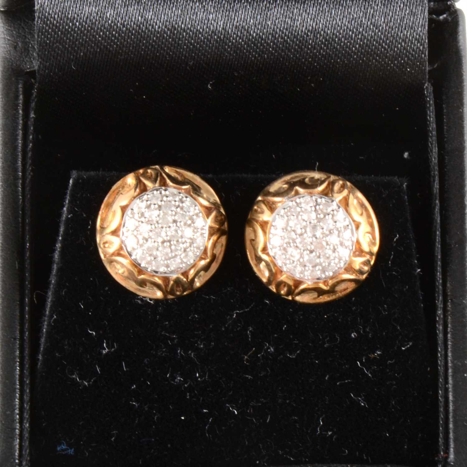 Lot 238 - A pair of circular diamond cluster earrings