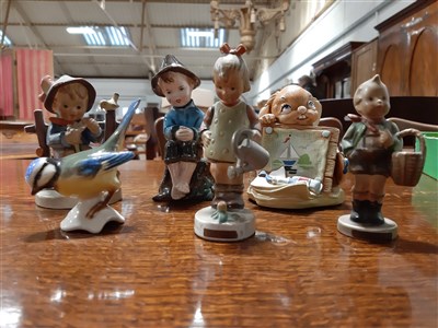 Lot 51 - A quantity of collectable figurines and decorative china