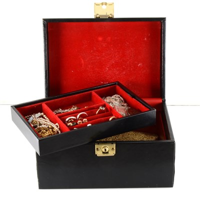 Lot 287 - A jewellery box of gold, silver and costume...