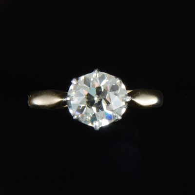 Lot 657 - A diamond solitaire ring.