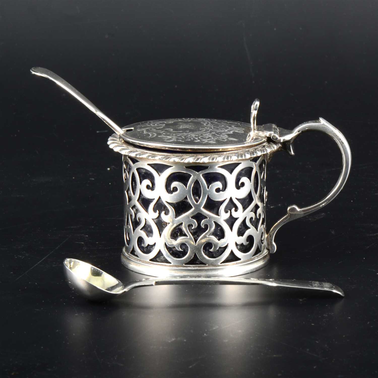 Lot 113 - A Victorian silver drum mustard, by JE, London 1847.