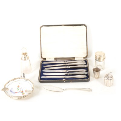 Lot 130 - A small quantity of silver items, including six silver handled tea knives.