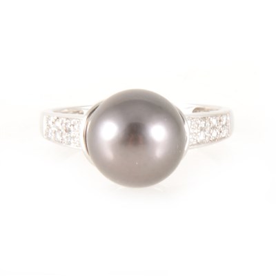 Lot 138 - A Tahitian pearl and diamond ring, diamond shoulders setting.
