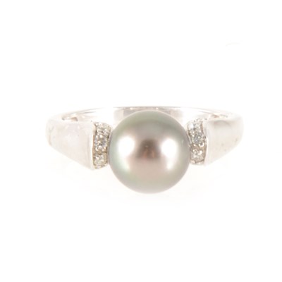 Lot 139 - A Tahitian pearl and diamond ring.