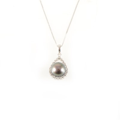 Lot 183 - A Tahitian pearl and diamond pendant and chain