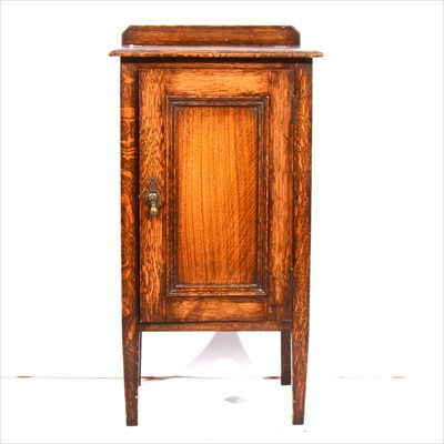 Lot 414 - An oak bedside cupboard