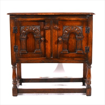 Lot 425 - A reproduction oak side cabinet