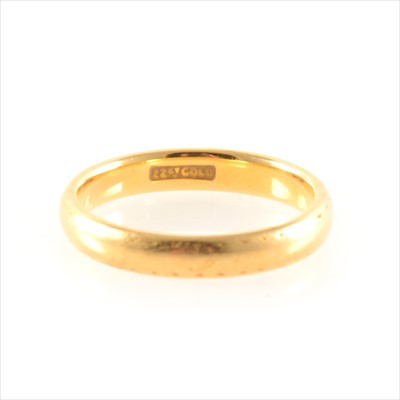 Lot 261 - A yellow metal wedding band stamped "22ct gold".