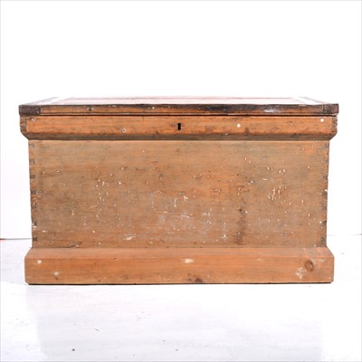 Lot 433 - A pine seaman's trunk