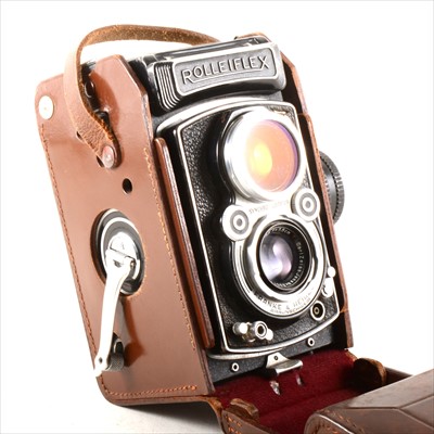 Lot 231 - Rolleiflex twin-lens camera; with Carl Zeiss 1:35 f= 75mm Tessar lens, Synchro-Compur shutter, original leather case.