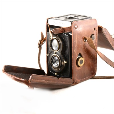 Lot 233 - Rolleiflex twin-lens camera; with Carl Zeiss Jena 1:35 f= 75mm Tessar lens, original leather case.