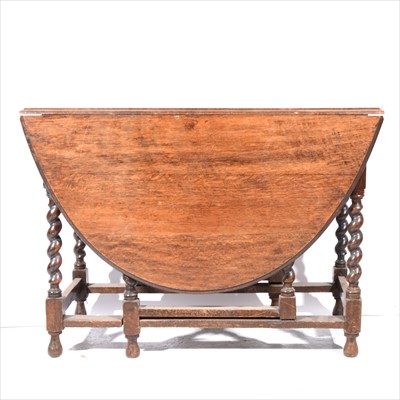 Lot 342 - An oak gateleg table