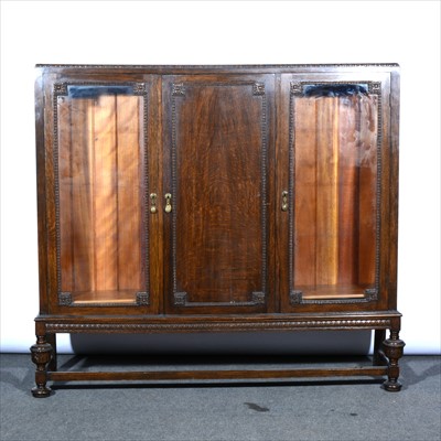 Lot 491 - 1940s oak bookcase