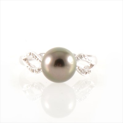 Lot 290 - A Tahitian pearl and diamond ring