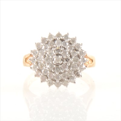 Lot 283 - A diamond circular cluster ring.