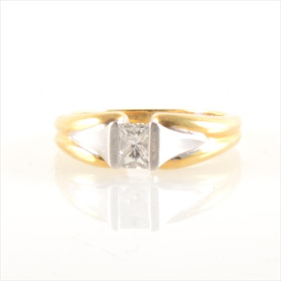 Lot 276 - A diamond solitaire ring.