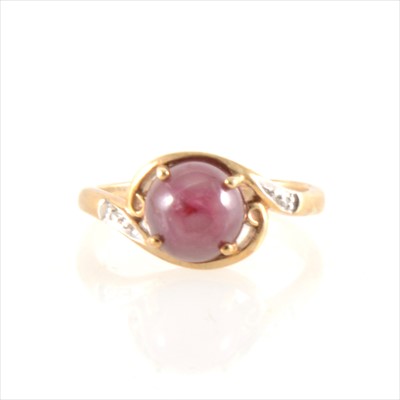 Lot 297 - A red cabochon cut star stone ring.