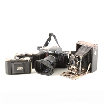 Lot 248 - A collection of vintage folding, 35mm and box cameras.