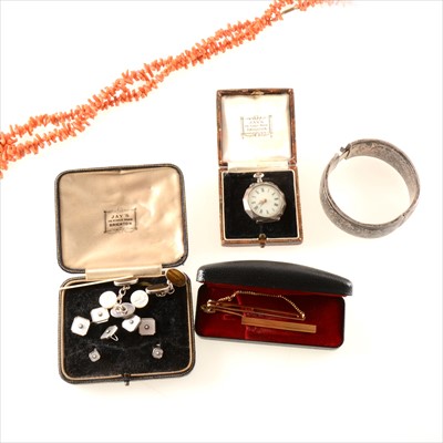 Lot 301 - A collection of vintage jewellery.