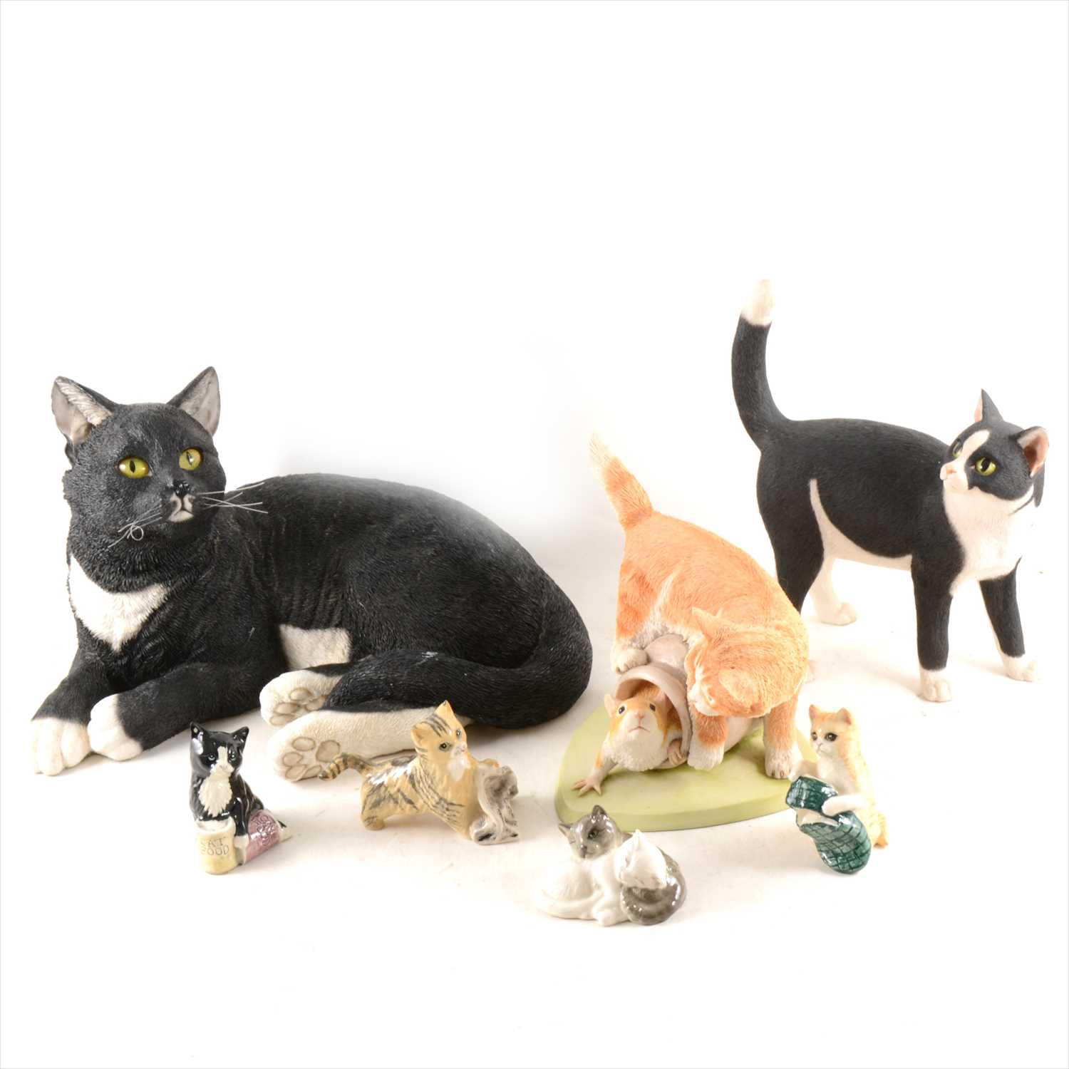 Lot 75 - A collection of cat-related figurines, collectors plates, and decorative items