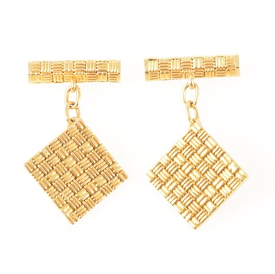 Lot 135 - A pair of 18 carat yellow gold square chain link cufflinks.