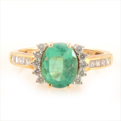 Lot 439 - An emerald ring with diamonds to each side and to shoulders.