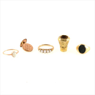 Lot 456 - A collection of gold and yellow metal small jewellery items.