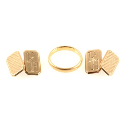 Lot 186 - An 18 carat yellow gold wedding band and pair of 9 carat gold cufflinks.