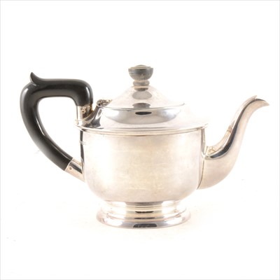 Lot 262 - A silver teapot, Viner's Ltd (Emile Viner), Sheffield 1938