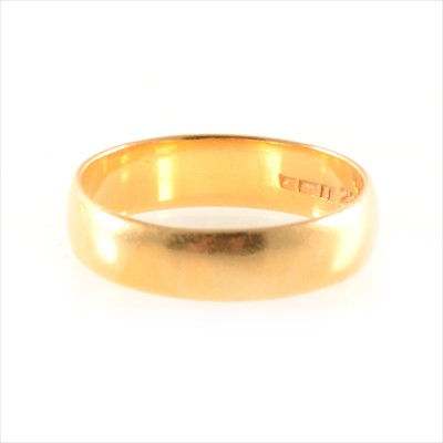 Lot 260 - A yellow metal wedding band stamped 22ct.