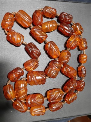 Lot 302 - An amber coloured bead necklace.