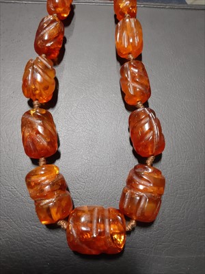 Lot 302 - An amber coloured bead necklace.