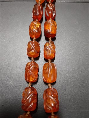 Lot 302 - An amber coloured bead necklace.