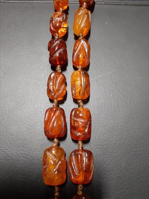 Lot 302 - An amber coloured bead necklace.