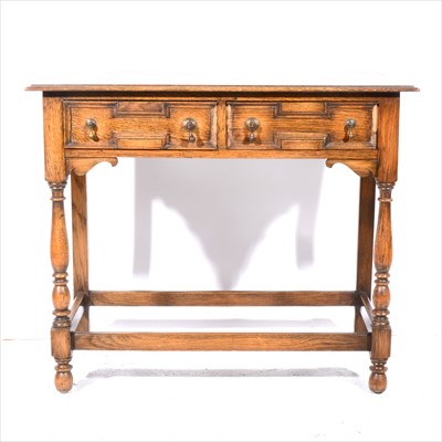 Lot 367 - An oak side table