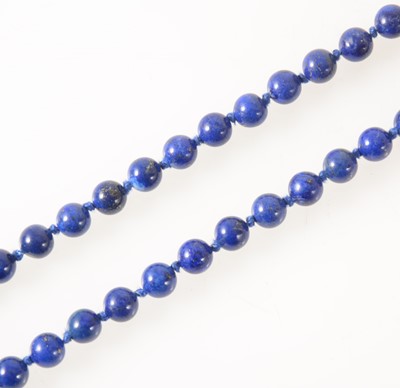 Lot 133 - A lapis lazuli bead necklace.