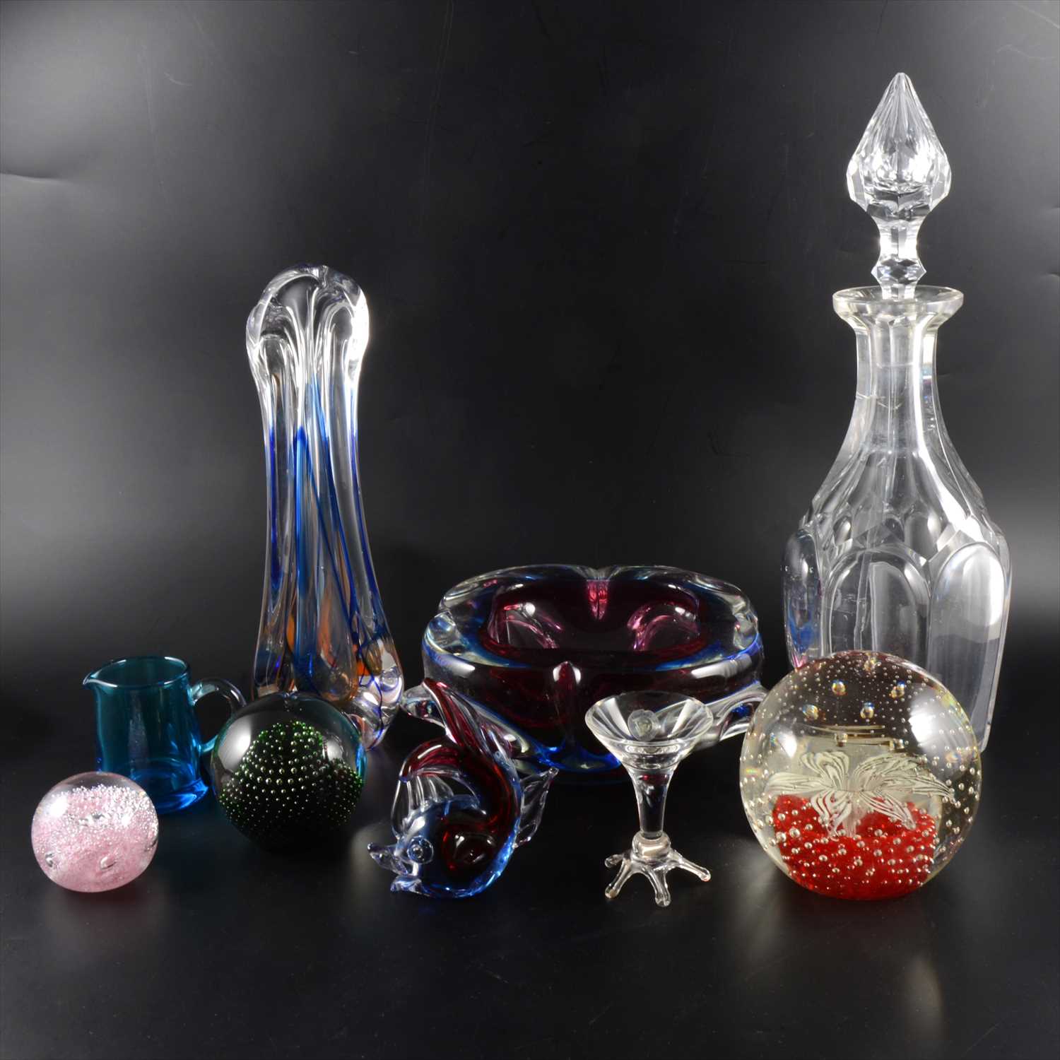 Lot 29 - A collection of glassware, including Holmegaard paperweight