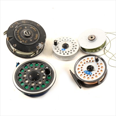Lot 106 - Quantity of fly fishing centre pin reels and a spinning reel.