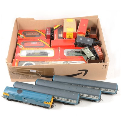 Lot 82 - OO gauge model railways; a collection including Horby R053 LNER class B17 'Manchester United', R156 Class 08 diesel shunter etc.